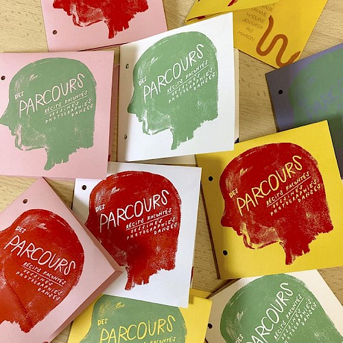 Parcours ta vie &eacute;dition m&eacute;moire : Co-Conception et Co-r&eacute;alisation d'une &eacute;dition sensible retra&ccedil;ant le parcours des r&eacute;sidents pour faire tracer et garder la m&eacute;moire.
☞&nbsp;Nous avons abord&eacute; une d&eacute;marche de cr&eacute;ation partag&eacute;e avec les habitant&middot;es, Hortense Soichet (photographe), Iris Mirnezami (danseuse-chor&eacute;graphe) et le collectif NRP! en initiant des ateliers participatifs de cr&eacute;ation graphique li&eacute;s aux r&eacute;cits des participant&middot;es.&nbsp;
❍ Ces ateliers &eacute;taient un pr&eacute;texte de rencontres et de discussions sur les habitudes des r&eacute;sident&middot;es, leurs souvenirs, les relations humaines, la sensibilit&eacute; du territoire, l&rsquo;intimit&eacute; que chacun entretient avec ce dernier. Il s&rsquo;agit dans ces formats collectifs d&rsquo;impliquer les habitant&middot;es dans la d&eacute;finition de ce quartier en croisant portraits, photographies, dessins de la ville, po&eacute;sies, cartographie sensible, pour chercher &agrave; &eacute;diter un recueil subjectif de paroles et d&rsquo;images des habitant&middot;es vivant au sein de la&nbsp;r&eacute;sidence Adoma. &nbsp;
✖︎ 14 adultes/seniors
&rarr; 25 livrets de 20 pages avec couvertures s&eacute;rigraphi&eacute;es + fa&ccedil;onnage &agrave; la main.