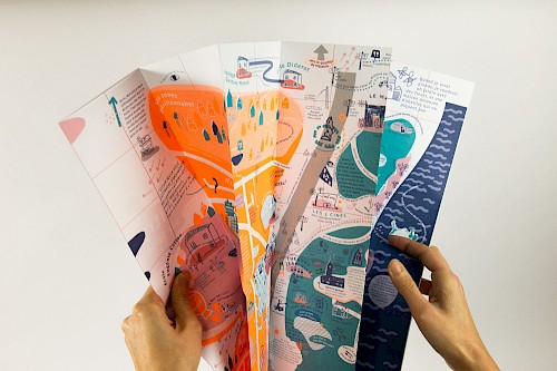 Cartographie Sensible ✺ Vitry : ☞ Dans le cadre de l&rsquo;exposition &ldquo;Le Pas de C&ocirc;t&eacute;&rdquo;, &agrave; la galerie Jean Collet, notre collectif a con&ccedil;u un dispositif de r&eacute;colte pour r&eacute;aliser une carte sensible sur la ville de Vitry-sur-Seine, plus particuli&egrave;rement sur le quartier du Plateau.&nbsp;
&rarr; Notre collectif a con&ccedil;u la cartographie &agrave; travers les donn&eacute;es sensibles r&eacute;colt&eacute;es lors d&rsquo;ateliers en amont de l&rsquo;exposition, mais &eacute;galement par le regard d&rsquo;autres habitant&middot;es, visiteurs de l&rsquo;exposition. Ensuite, nous avons r&eacute;alis&eacute; tout un langage graphique singulier et des illustrations originales pour illustrer les diff&eacute;rents &eacute;l&eacute;ments : une carte g&eacute;ographique du territoire compos&eacute;e d&rsquo;anecdotes, de ressentis, de circulations, de souvenirs ou encore de r&ecirc;ves.
Cette cartographie est le r&eacute;sultat d&rsquo;un projet collectif qui appr&eacute;hende les usages possibles, l&rsquo;histoire et la m&eacute;moire du quartier, les d&eacute;sirs et les r&ecirc;ves individuels et collectifs, l&rsquo;univers graphique et l&rsquo;esth&eacute;tique de la ville de Vitry. Dans la galerie sont expos&eacute;es les traces de ces choix volontaires ou involontaires mettant &agrave; plat les d&eacute;lib&eacute;rations des participant&middot;es, qu&rsquo;elles soient r&eacute;elles, symboliques ou imaginaires. La carte finalis&eacute;e documente une r&eacute;alit&eacute; autre de Vitry, partielle, intensifi&eacute;e, r&ecirc;v&eacute;e et imagin&eacute;e par les habitant&middot;es.&nbsp;
◼︎ Informations Techniques ◼︎&nbsp;
Impression de 1000 exemplaires ⎮ Format fini : 85 x 64,5 cm⎮Fa&ccedil;onnage: 7 plis accord&eacute;ons ⎮Impression Offset &nbsp;(recto) - 5 couleurs (Quadrichromie +&nbsp; 1 pantone fluo)⎮Papier 90 g/m2 - Couch&eacute; Satin