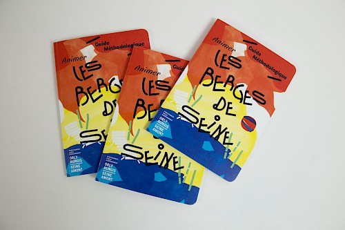 Guide m&eacute;thodologique ✺ Animer les Berges de Seine : Conception et r&eacute;alisation du Guide m&eacute;thodologique "Animer les Berges de Seine"
☞ En 2018-2019, l&rsquo;Epa Orsa a pilot&eacute; une d&eacute;marche de valorisation des berges de Seine dans le but de mieux conna&icirc;tre cet espace sur le plan de l&rsquo;am&eacute;nagement et l&rsquo;animation. Ces deux ann&eacute;es de travail sont synth&eacute;tis&eacute;es dans un guide pour permettre aux acteurs d&rsquo;&ecirc;tre outill&eacute;s pour animer ce patrimoine naturel.
&rarr; Notre collectif a r&eacute;alis&eacute; l&rsquo;ensemble de ce guide m&eacute;thodologique. Nous avons d&eacute;clin&eacute; l&rsquo;identit&eacute; visuelle que nous avions con&ccedil;ue pour l&rsquo;&eacute;v&eacute;nement &ldquo;Tous O&rsquo; berges&rdquo; fait en 2020. Puis, nous avons r&eacute;alis&eacute; la maquette et con&ccedil;u des illustrations originales.&nbsp;
◼︎ Informations Techniques ◼︎&nbsp;
Livret de 60 pages ⎮ Dos carr&eacute; coll&eacute; ⎮ Format ferm&eacute; 15 x 21 cm⎮Impression chez M&eacute;dia Graphic⎮Quadri off set sur Papier ARENA ROUGH Extra white