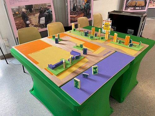 Maquette participative sur le climat : 


Conception &amp; réalisation d'une maquette en participatif autour d'un espace de renouvellement urbain dans le quartier du centre ville d'Ivry-sur-Seine.
☞ Dans le cadre d&rsquo;un temps fort autour du climat et de l'environnement dans la ville d&rsquo;Ivry, nous avons travaill&eacute;&nbsp;&agrave; valoriser deux espaces-projets de v&eacute;g&eacute;talisation/ am&eacute;nagement men&eacute;s sur la place Raspail et le parking des communaux.
☞ Avec les &eacute;l&egrave;ves de la classe de 3e Segpa du coll&egrave;ge Politzer, notre collectif a co-fabriqu&eacute; des maquettes-sensibles pour repr&eacute;senter ces espaces et leurs &eacute;volutions dans le temps. Ces &eacute;l&egrave;ves, en section Horticulture, avaient eux/elles m&ecirc;me particip&eacute; &agrave; la v&eacute;g&eacute;talisation de ses parcelles. A travers ce processus de cr&eacute;ation partag&eacute;e, l&rsquo;objectif &eacute;tait de mat&eacute;rialiser et valoriser l&rsquo;apprentissage des &eacute;l&egrave;ves sur ce sujet pr&eacute;cis.
☞ Ces deux maquettes ont servi de supports d&rsquo;explication pour pr&eacute;senter les projets d&rsquo;am&eacute;nagements au centre ville pendant la conf&eacute;rence sur l'environnement, &agrave; l&rsquo;espace G&eacute;rard Philipe puis de permettre aux &eacute;l&egrave;ves ayant particip&eacute; au projet de leur d&eacute;marche.


