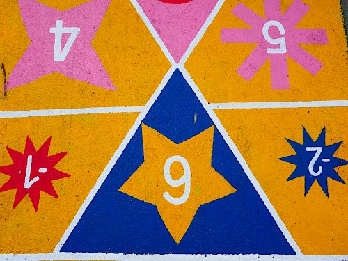 FRESQUE ✺ Les courses de la lune et du soleil : Cr&eacute;ation d&rsquo;un parcours de jeux g&eacute;ant sous la forme d&rsquo;une fresque participative au sol con&ccedil;ue avec les enfants du centre de loisirs Saint-Exup&eacute;ry et de la cit&eacute; Sellier pour r&eacute;pondre &agrave; la demande des enfants (et des parents!) d&rsquo;un plus grand nombre de structures de jeux. &nbsp; 