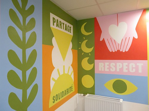 FRESQUE MURALE ✺ MAISON DES PROJETS : Dans le cadre de la r&eacute;alisation d&rsquo;une peinture murale en coop&eacute;ration avec les r&eacute;sident&middot;es dans la salle polyvalente de la r&eacute;sidence Jean Rostand et &agrave; la suite de la conception d&rsquo;un livret de pr&eacute;sentation du projet de vie sociale et partag&eacute;e de la r&eacute;sidence, notre collectif est intervenu pour d&eacute;finir avec les r&eacute;sident&middot;es les valeurs de la maison des projets et les mettre en image.
&nbsp;