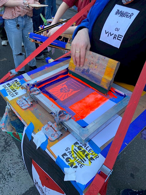IMPRIMONS IMPRIMONS ! : Conception et r&eacute;alisation d'un dispositif d'impression mobile de s&eacute;rigraphie : Les Ouvreuses
☞ Dans le cadre de diff&eacute;rentes manifestations, nous d&eacute;pla&ccedil;ons notre dispositif des ouvreuses pour s&eacute;rigraphier dans la rue autour de causes politiques et sociales. Imprimer en marchant, nous permet de cr&eacute;er du lien en distribuant nos papillons textur&eacute;s, color&eacute;es.
☞ R&eacute;alisation d'images sp&eacute;cifiques, joyeuses et originales.&nbsp;
◼︎ Impression 1 couleur serigraphie ⎮ Format A5 ou A6 poster ⎮200 exemplaires environ⎮Papier Autocollant⎮
&nbsp;